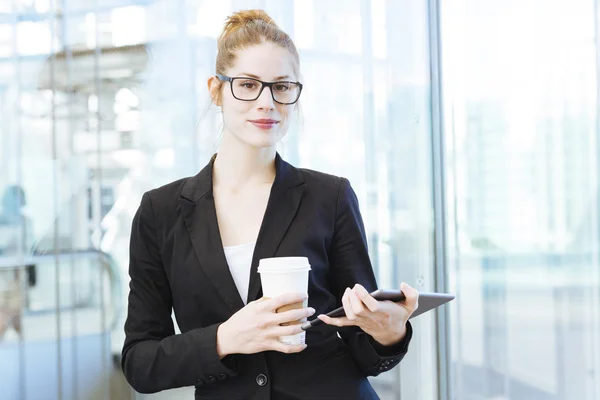 Affärskvinna med hjälp av en digital tablet — Stockfoto