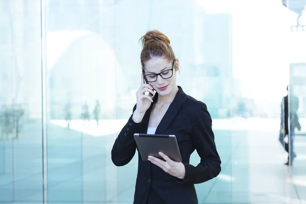 Empresária usando um telefone celular — Fotografia de Stock