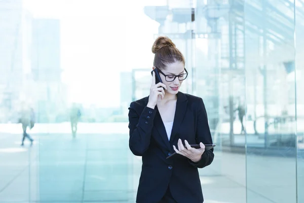 Empresária usando um telefone celular — Fotografia de Stock