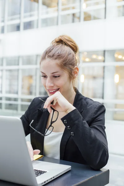 Geschäftsfrau arbeitet im Büro — Stockfoto