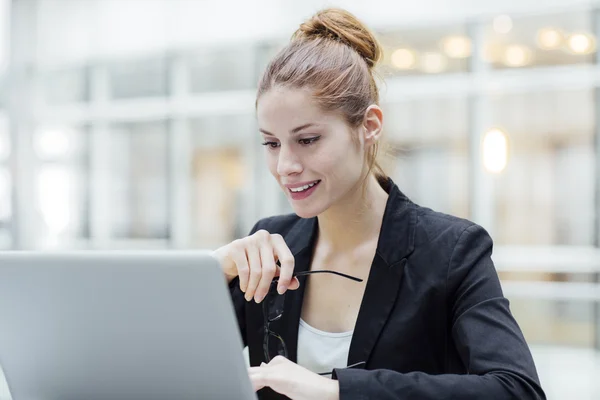 Geschäftsfrau arbeitet im Büro — Stockfoto