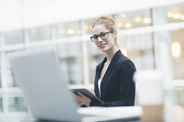 Businesswoman working at the office — Stock Photo, Image