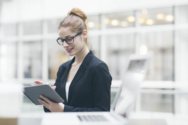 Zakenvrouw met behulp van een digitale tablet — Stockfoto