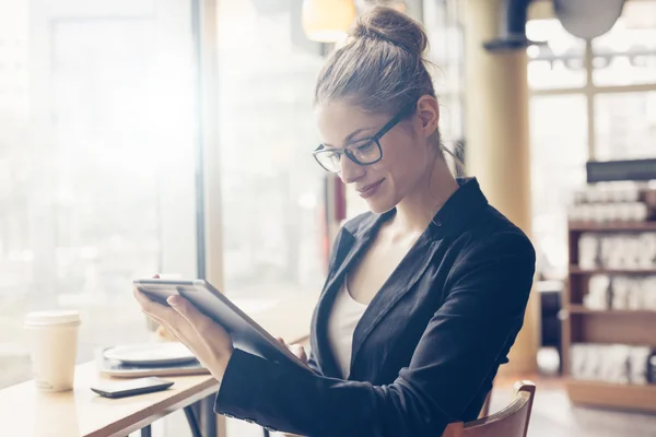 Businesswoman using a digital tablet — Stock Photo, Image