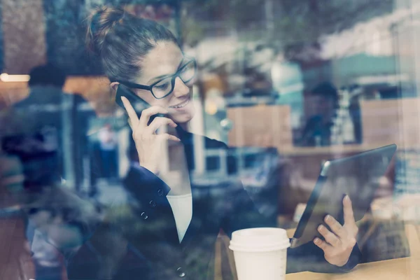 Businesswoman using a mobile phone — Stock Photo, Image