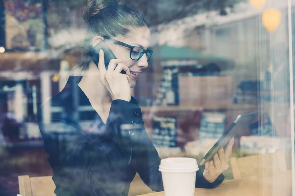 Femme d'affaires utilisant un téléphone portable — Photo