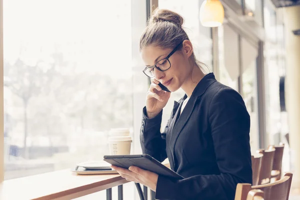 Empresaria usando una tableta digital — Foto de Stock