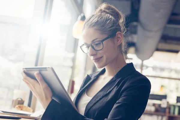 Mulher de negócios usando um tablet digital — Fotografia de Stock