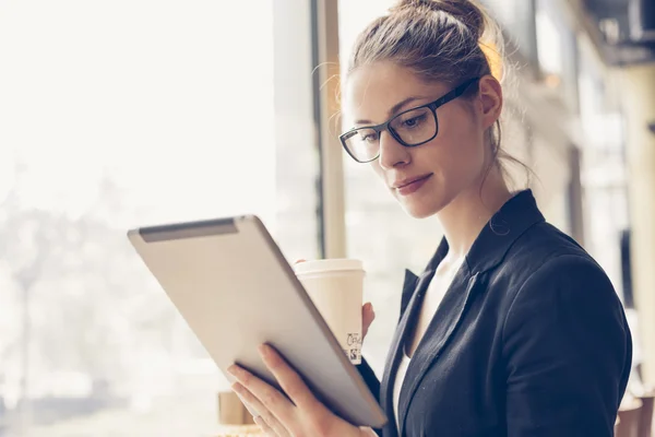 Femme d'affaires utilisant une tablette numérique — Photo