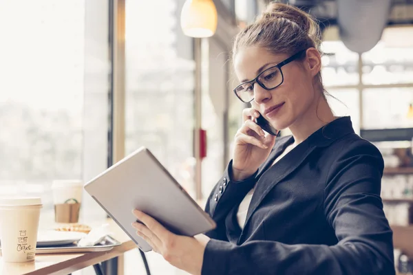 Empresaria usando una tableta digital — Foto de Stock