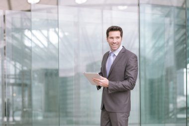 işadamı dijital tablet kullanma