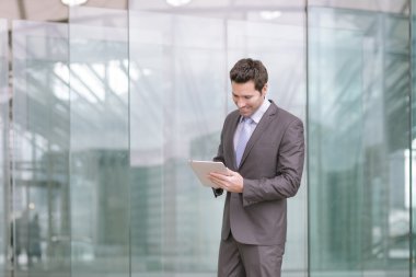 işadamı dijital tablet kullanma