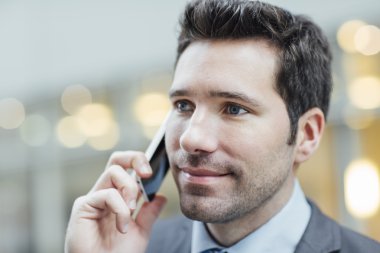 bir cep telefonu kullanarak iş adamı