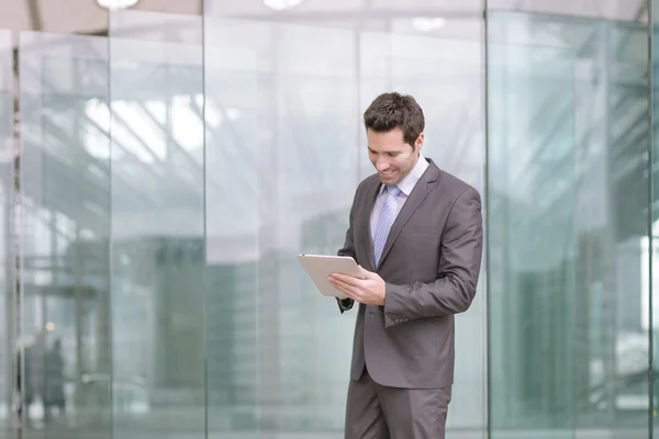 Zakenman met behulp van een digitale tablet — Stockfoto