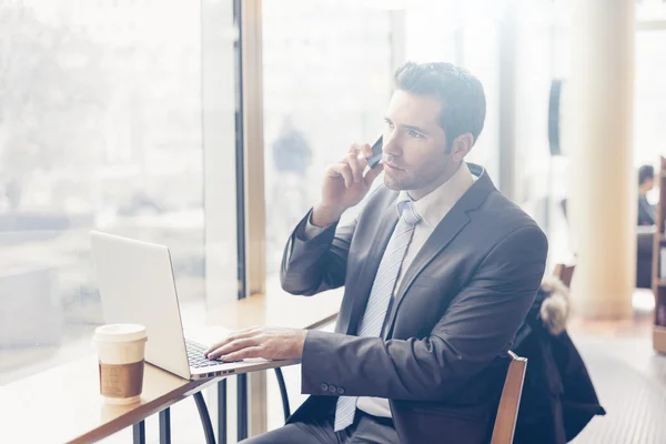 Empresario tomando un descanso para tomar café — Foto de Stock