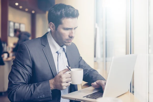 Zakenman heeft een koffiepauze — Stockfoto