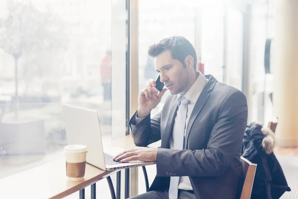 Empresario tomando un descanso para tomar café — Foto de Stock