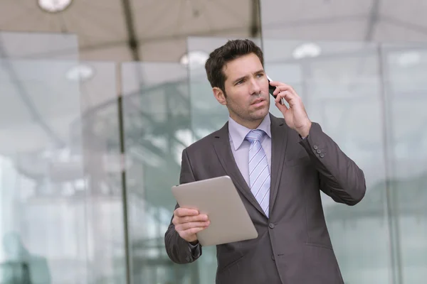 Homme d'affaires utilisant une tablette numérique — Photo