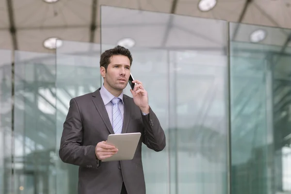 Homme d'affaires utilisant une tablette numérique — Photo