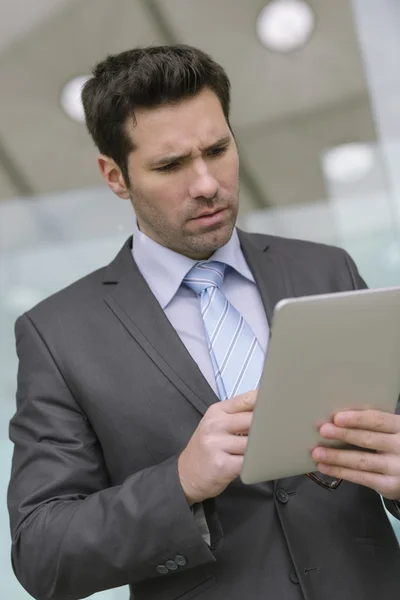 Empresario usando una tableta digital — Foto de Stock