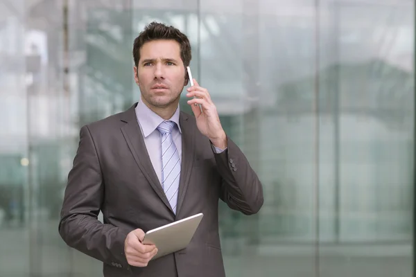 Empresario usando una tableta digital — Foto de Stock