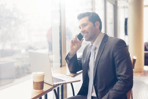 Uomo d'affari che si prende una pausa caffè — Foto Stock