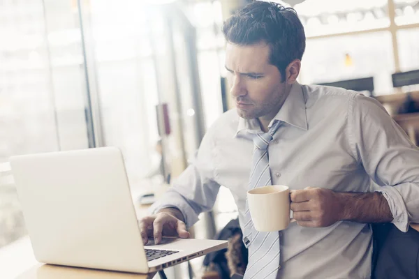 Zakenman heeft een koffiepauze — Stockfoto