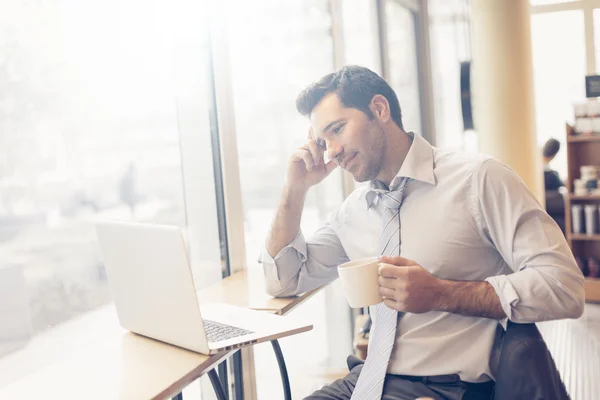 Geschäftsmann macht Kaffeepause — Stockfoto