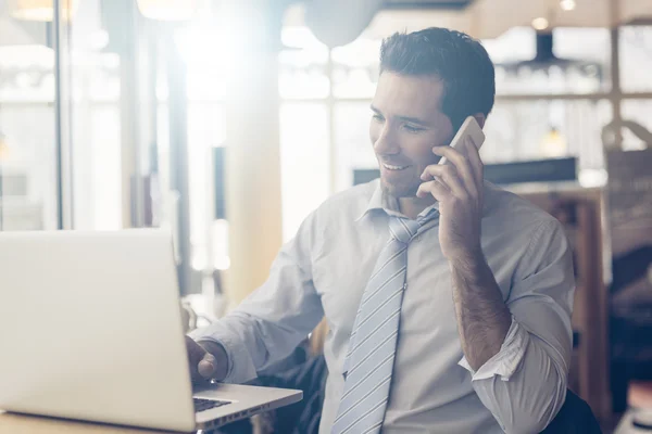 Empresario tomando un descanso para tomar café — Foto de Stock