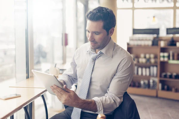 İş adamı kahve molası veriyor.