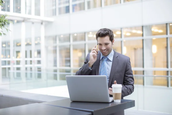 Zakenman met behulp van een computer — Stockfoto