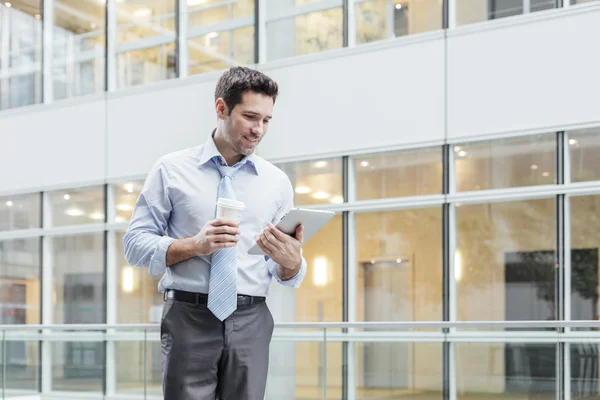 Affärsman med tablet PC — Stockfoto