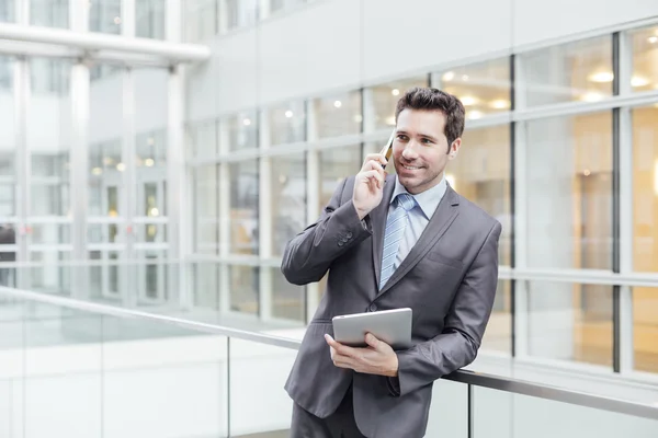 Affärsman med tablet PC — Stockfoto