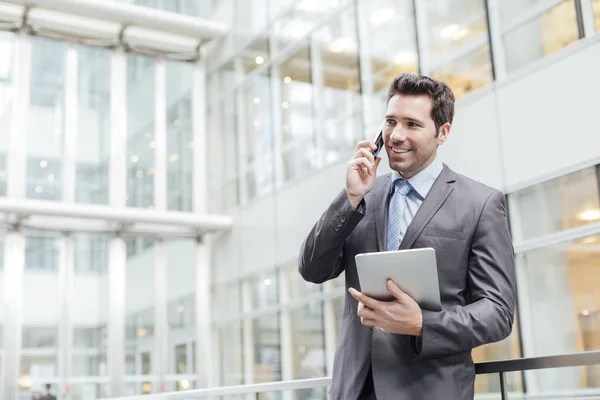 Zakenman met tablet pc — Stockfoto