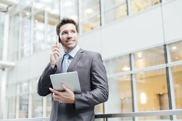 Uomo d'affari con tablet — Foto Stock