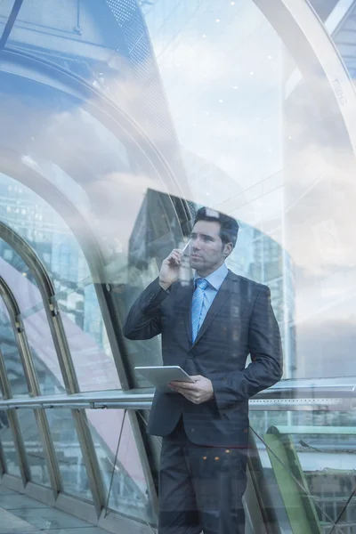 Hombre de negocios con tablet — Foto de Stock