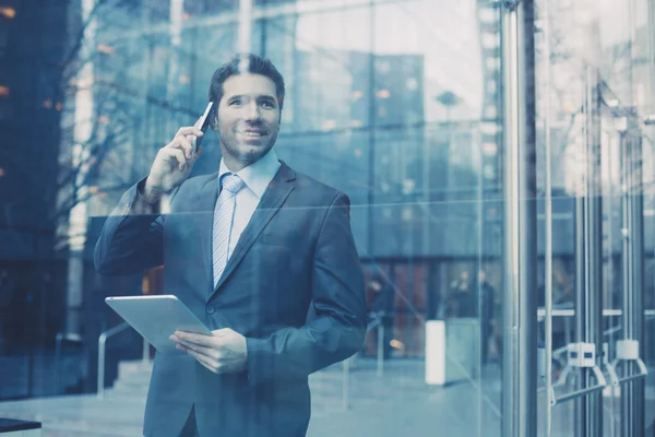 Hombre de negocios con tablet — Foto de Stock