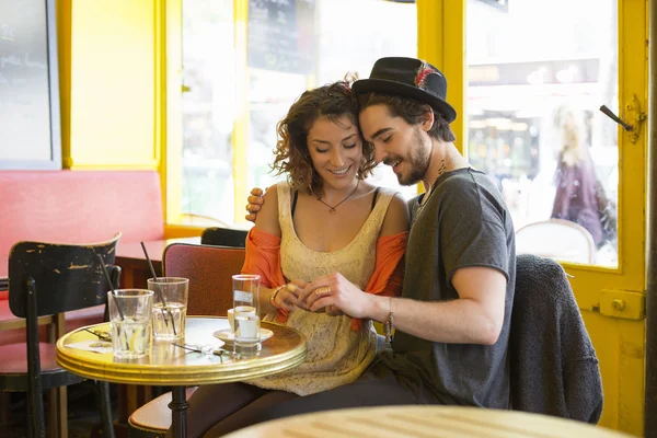 Casal visitando Paris — Fotografia de Stock