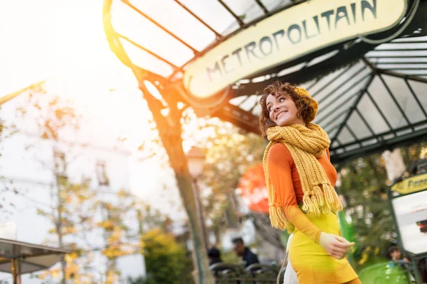 Donna a Montmartre, stazione della metropolitana Abbesses — Foto Stock