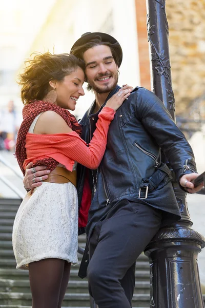 Couple visitant Paris — Photo