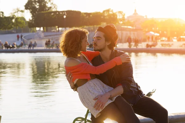 Casal visitando Paris — Fotografia de Stock