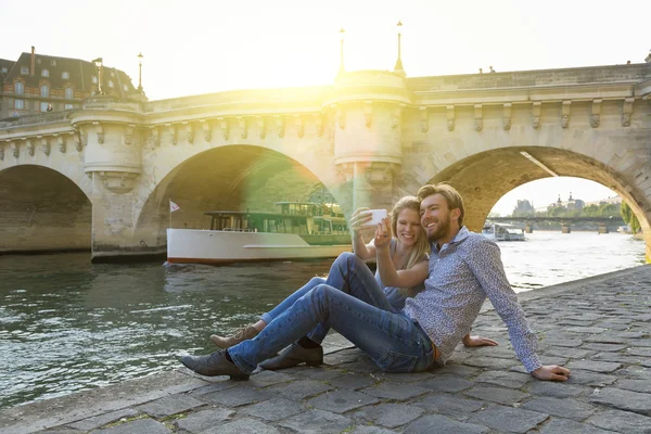 Couple visitant Paris — Photo