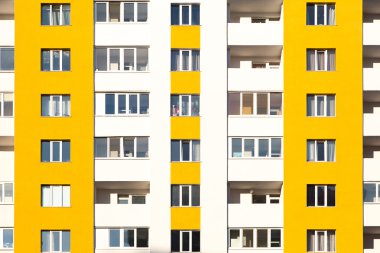 Mavi gökyüzü üzerinde yeni apartman