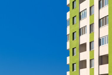 Mavi gökyüzü üzerinde yeni apartman