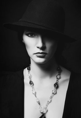 Güzel bir kızın siyah beyaz portresi