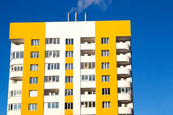 Novo prédio de apartamentos sobre o céu azul — Fotografia de Stock