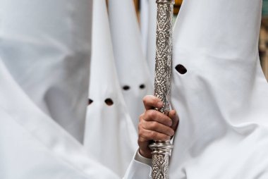 Güney İspanya, Almera 'da beyaz giysili Paskalya alayında tövbe edenler..