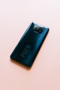 Almeria, İspanya; 26 Ocak 2021: Çinli firmanın ürününden siyah Xiaomi Poco X3 NFC akıllı telefonu üzerine yakın çekim.