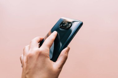Almeria, İspanya; 26 Ocak 2021: Çinli firmanın ürününden siyah Xiaomi Poco X3 NFC akıllı telefonu üzerine yakın çekim.