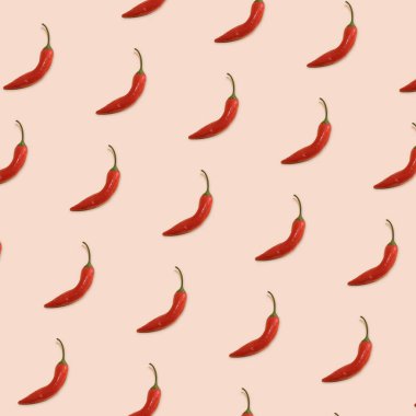 Somon rengi arka planda kırmızı biber deseni. Baharat içeriğinin üst görünümü